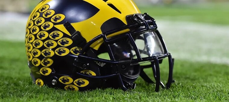 Helm sepak bola Michigan